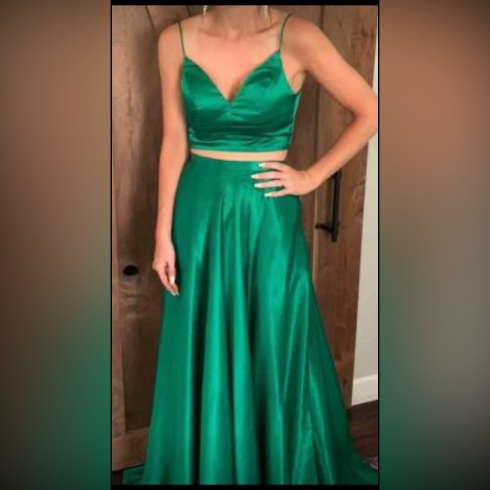 Sherri Hill size 0 green two piece prom dress
